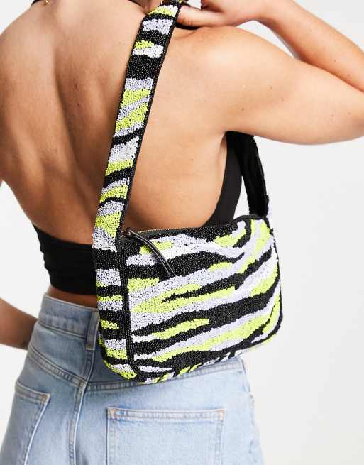 River Island – Schultertasche in Gelb mit Perlenbesatz und Streifenmuster in Tiger-Optik