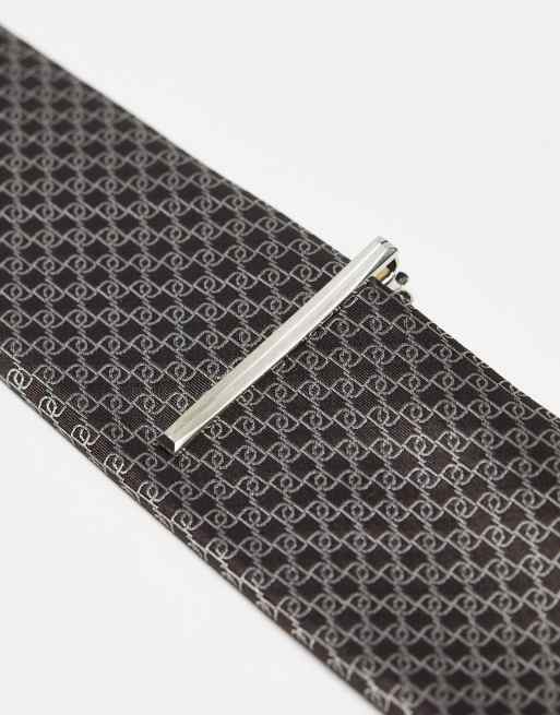 River Island - Set met stropdas met geometrische print en dasspeld in bruin