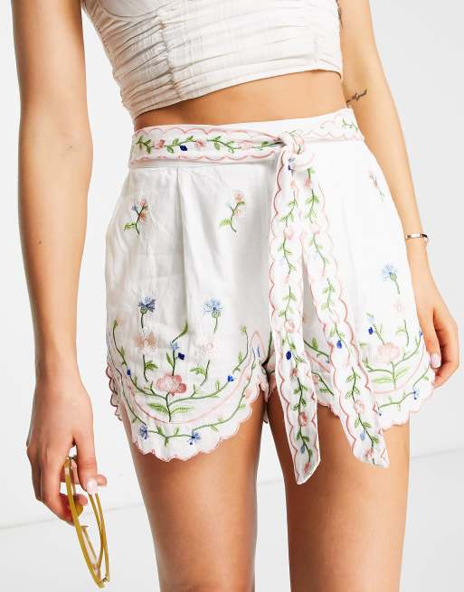 River Island - Short met geschulpte zoom en geborduurde details in wit, deel van co-ord set, 3 van 4