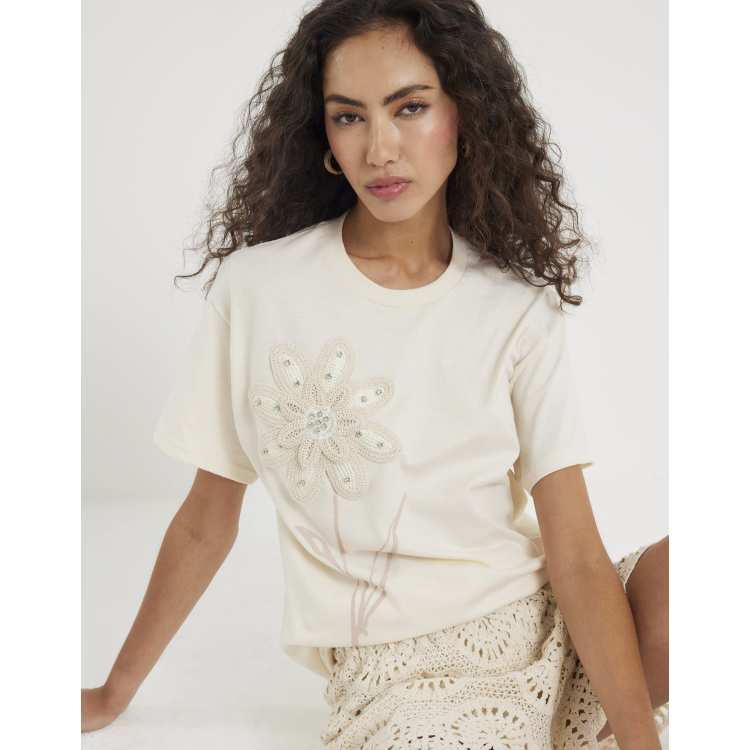 209695740-1-white?$n_750w$&wid