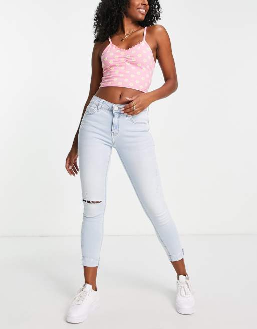 River Island - Skinny-jeans med flænser på knæene og råt opsmøg i lyseblå