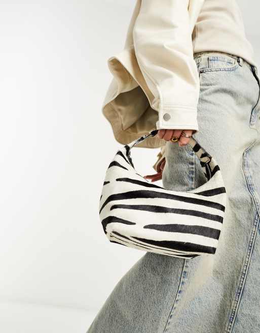River Island - Skuldertaske med buet design og zebraprint i læder