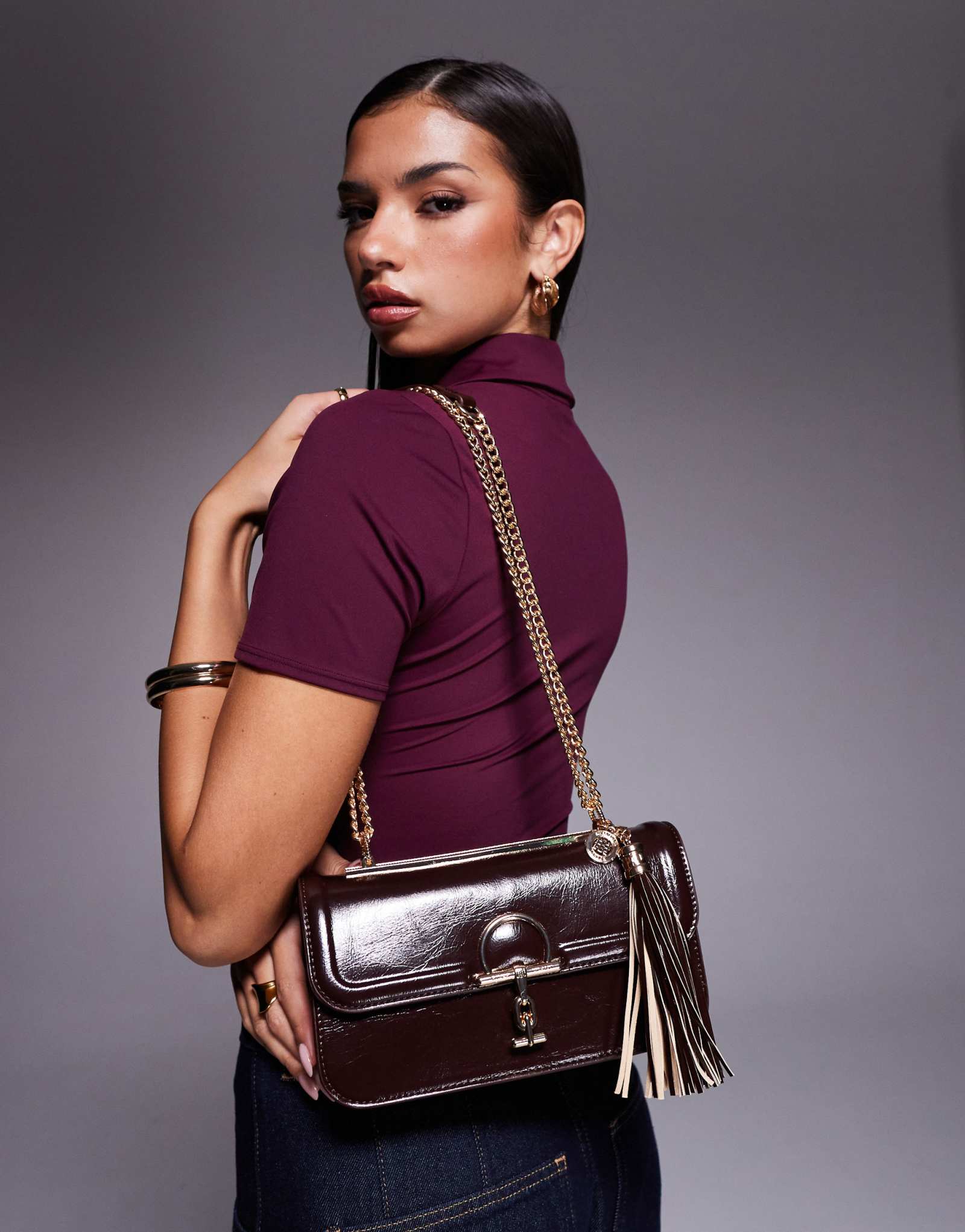 Сумка через плечо с кисточкой River Island коричневого цвета