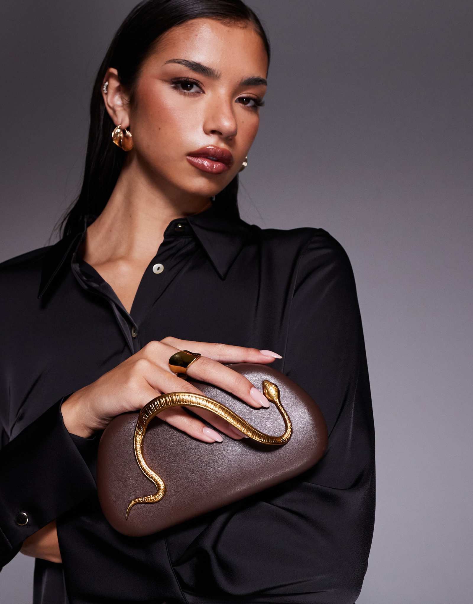 Сумка-клатч из твердой кожи River Island snake hardware коричневого цвета