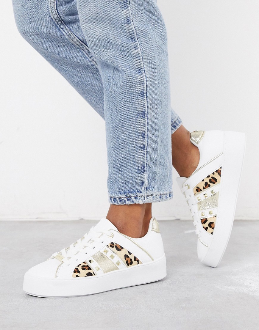River Island - Sneakers con stampa leopardata e borchie a triangolo bianche-Bianco
