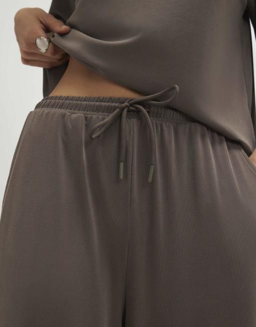 River Island Soft touch wide leg trousers in brown, 2 of 4