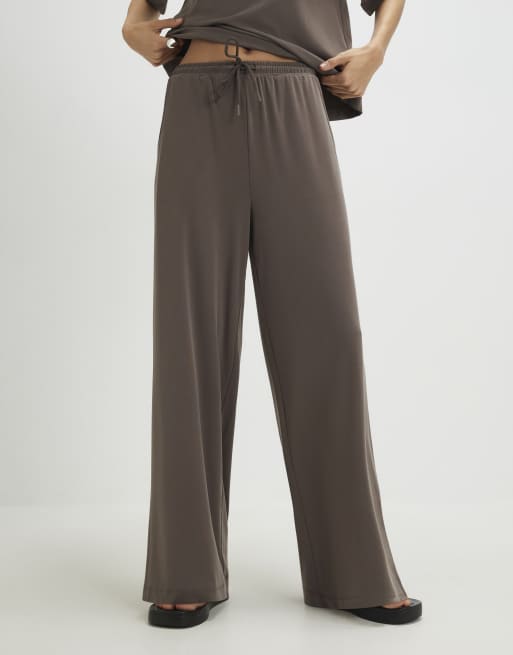 River Island Soft touch wide leg trousers in brown, 3 of 4