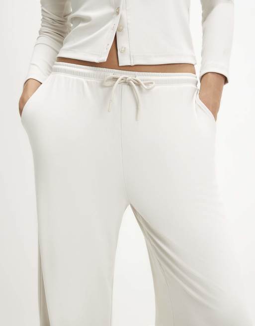 River Island Soft touch wide leg trousers in cream, 3 of 4