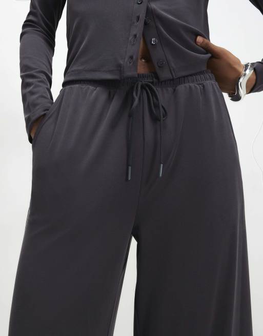 River Island Soft touch wide leg trousers in grey, 3 of 4