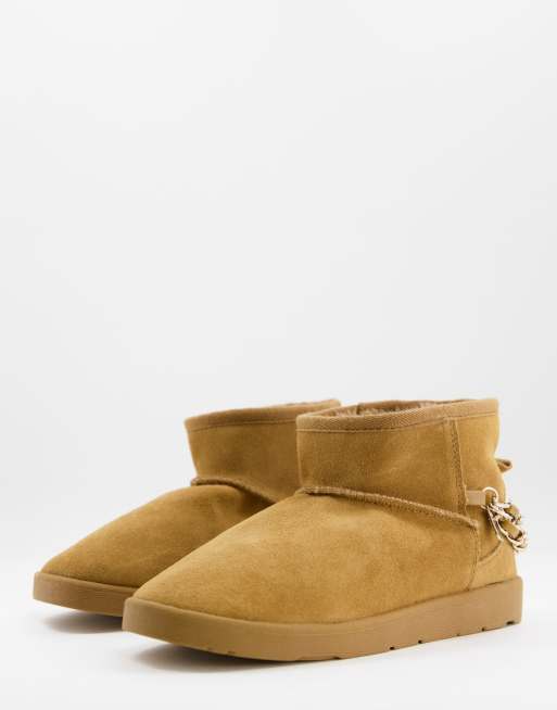 River Island – Stiefel aus Wildleder in Beige mit Kunstpelzfutter und Kettendetail