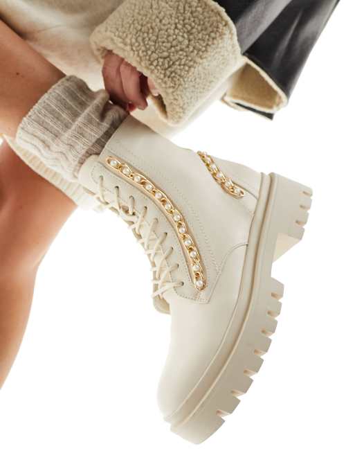 River Island Stivaletti color crema con dettaglio a catena ASOS