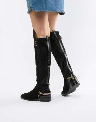 River Island - Stivali al ginocchio bassi neri con dettaglio a catena