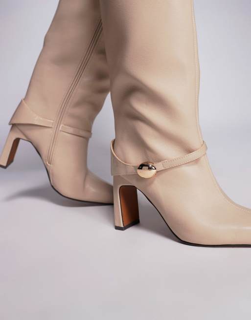River Island - Stivali al ginocchio beige con dettagli in metallo, 2 di 4