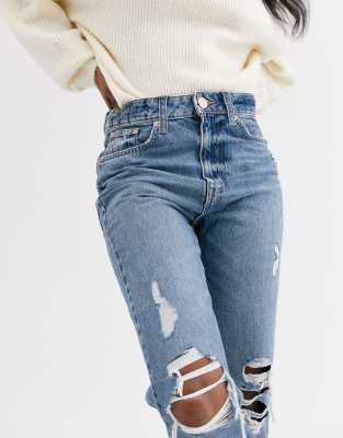River Island - Stormi - Mom jeans met scheuren in blauw | ASOS