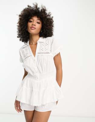 River Island - Strand-Playsuit in Weiß mit Lochstickerei-Details