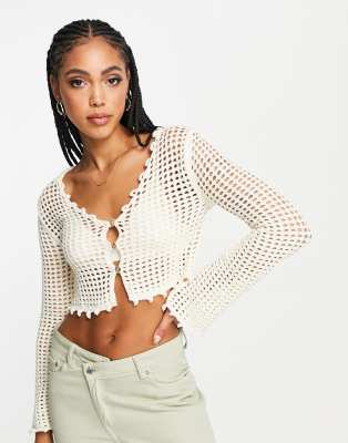 River Island – Strickoberteil im Häkel-Look in Weiß mit Knopf und kurzem Schnitt