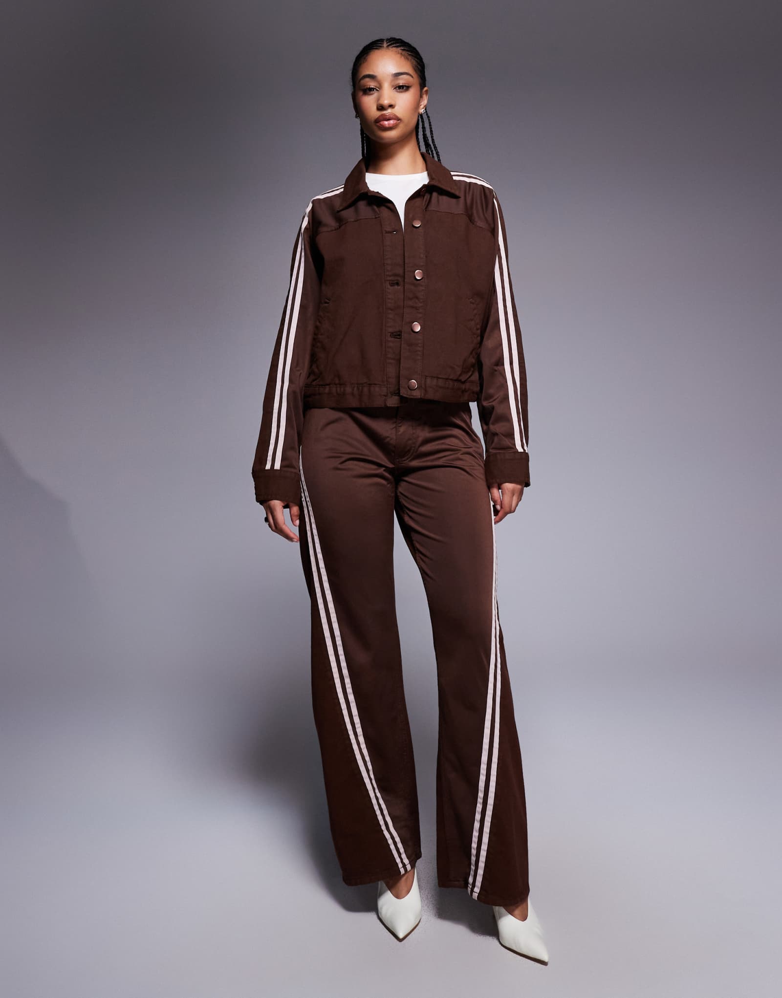 Свободные прямые джинсы в полоску River Island темно-коричневого цвета