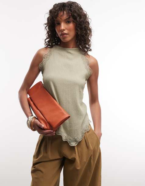 River Island – Strukturiertes Neckholder-Oberteil in Grün mit Spitzenbesatz - view 1