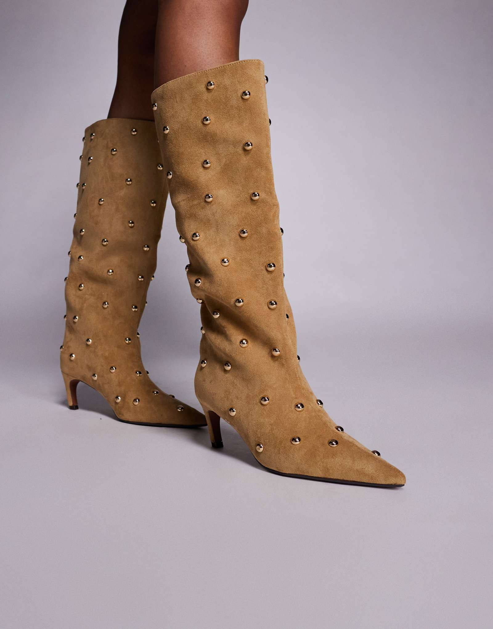 Бежевые сапоги на судетском каблуке с заклепками River Island 
