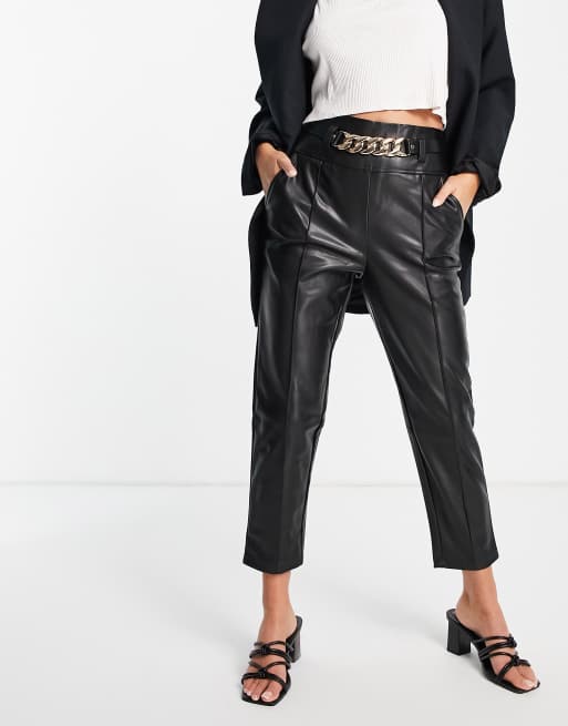 River Island – Svarta peg-byxor i läderimitation med kedjeskärp