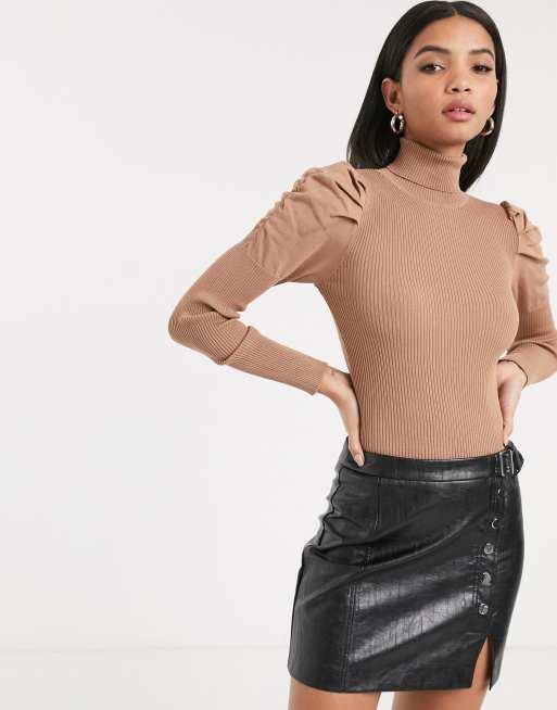 River Island – Sweter z golfem i bufiastymi rękawami w kolorze wielbłądzim