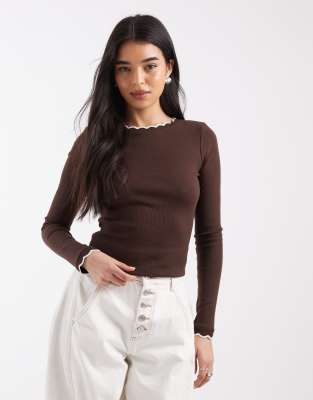 River Island - T-Shirt in Dunkelbraun mit Muschelsaum-Brown