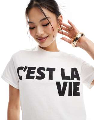 River Island - T-Shirt in Weiß mit „C'est La Vie"-Print