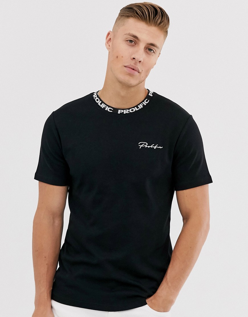 River Island - T-shirt nera con scritta Prolific sul collo-Nero