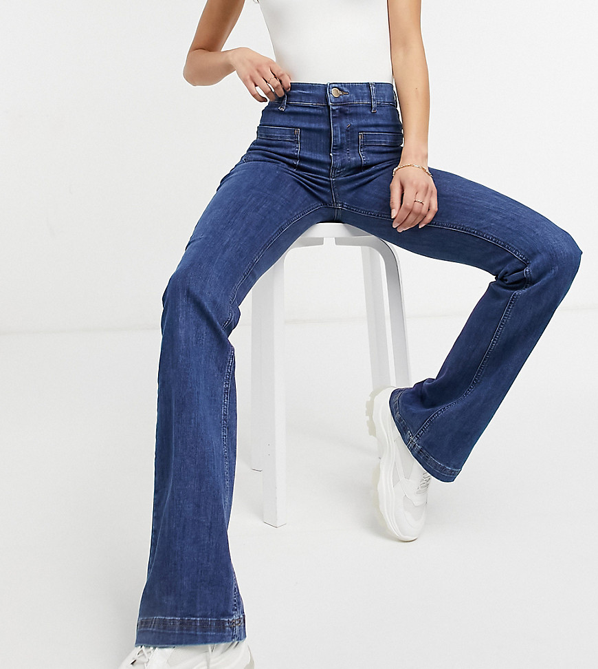 River Island Tall – Ausgestellte Jeans in authentischem Mittelblau mit Taschen vorne