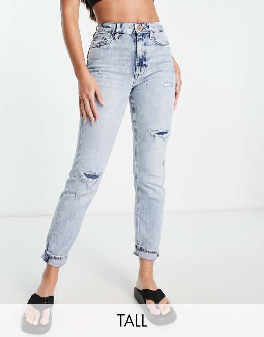 River Island Tall – Carrie – Bequeme Mom-Jeans in Hellblau mit schmalem Schnitt