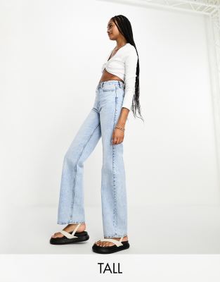 River Island Tall - Schmale Mom-Jeans in verwaschenem Hellblau mit hohem Bund