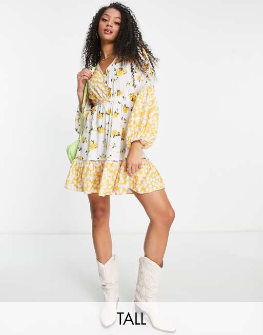 River Island Tall – Żółta sukienka mini w kwiatowy wzór z falbanką