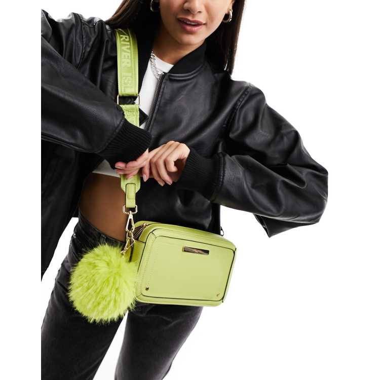 River Island Tasche in Limettengrun mit Bommelverzierung ASOS