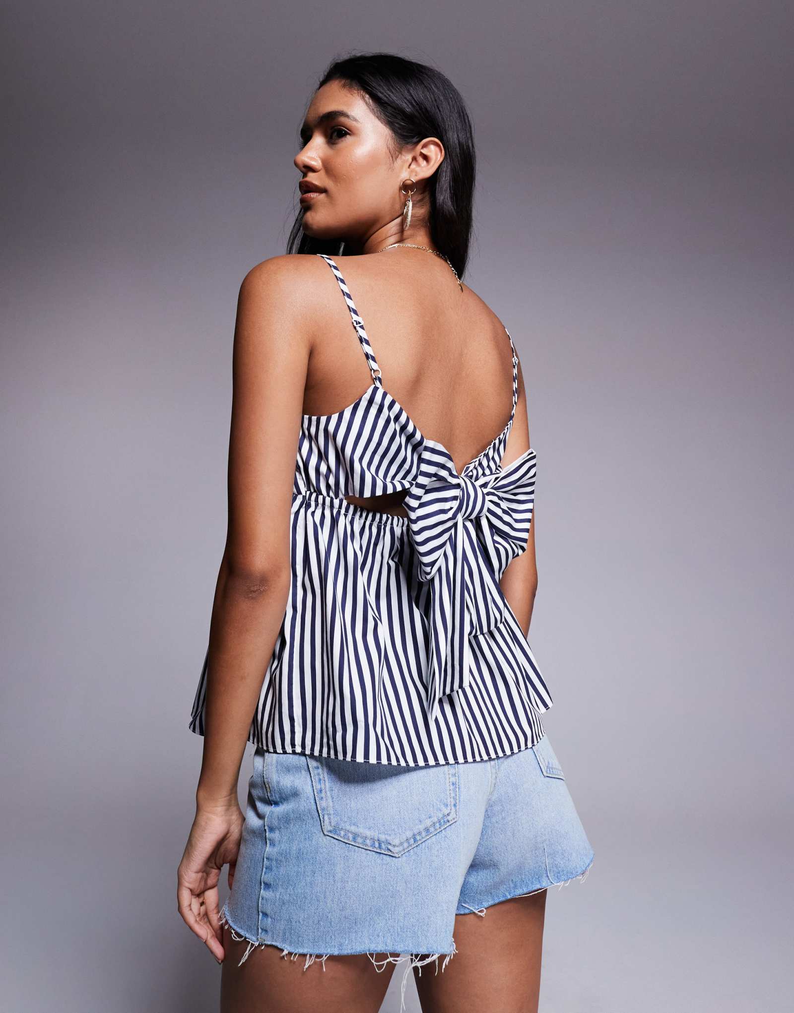 Облегающий топ с баской на спине от River Island в синюю полоску
