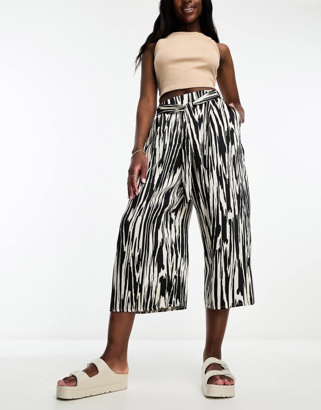 River Island - tie waist culottes in black and white print