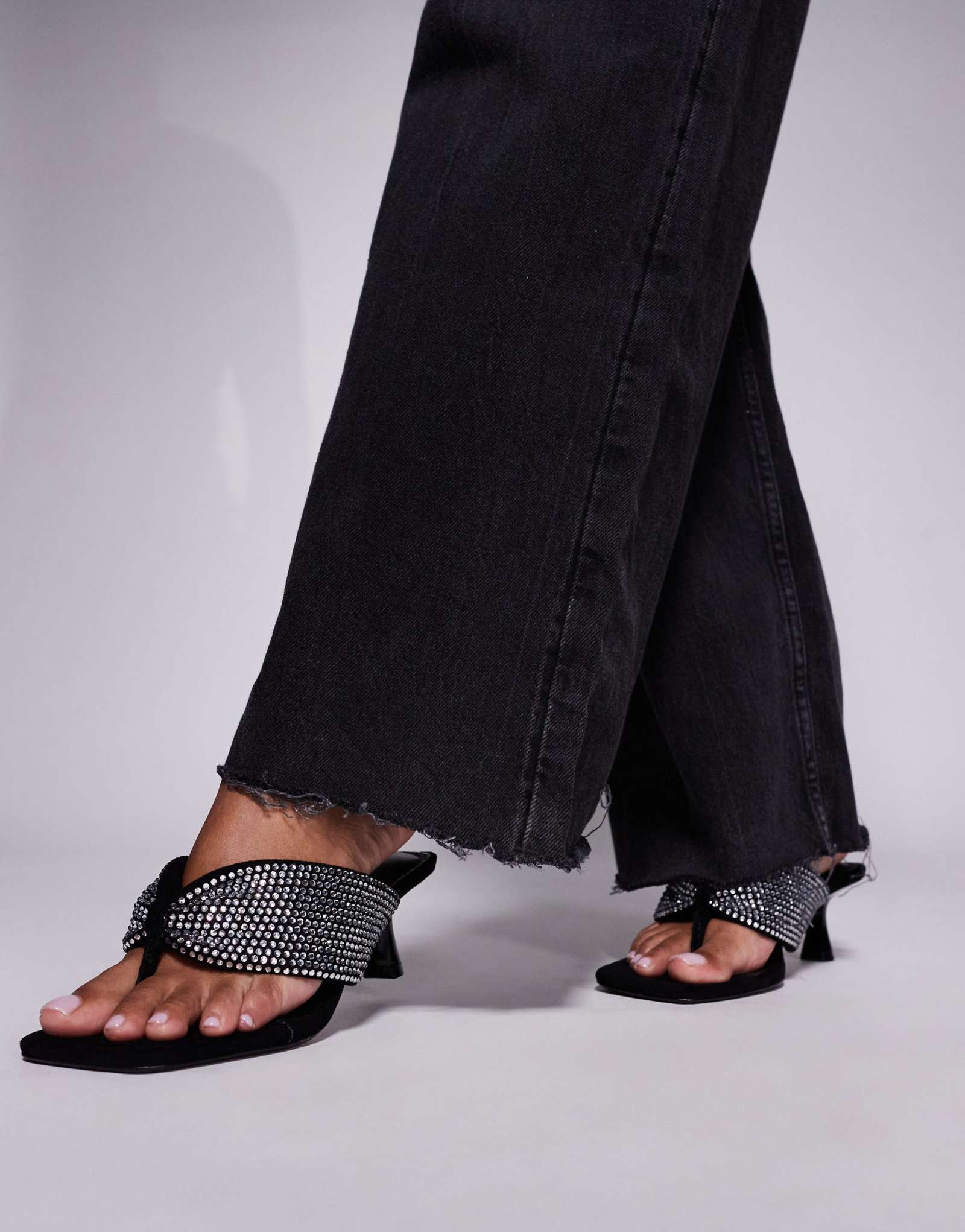 Сандалии-стринги на высоком каблуке River Island с отделкой из черных бриллиантов