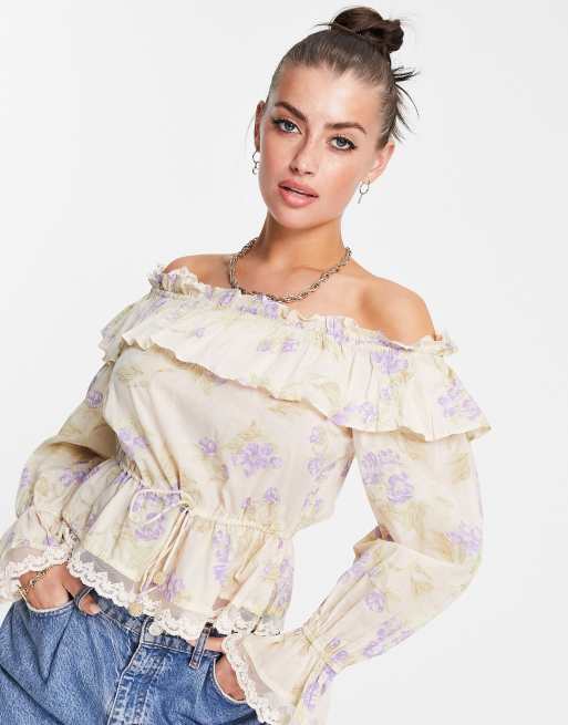 River Island - Top a maniche lunghe con volant e scollo Bardot color pesca con stampa a fiori