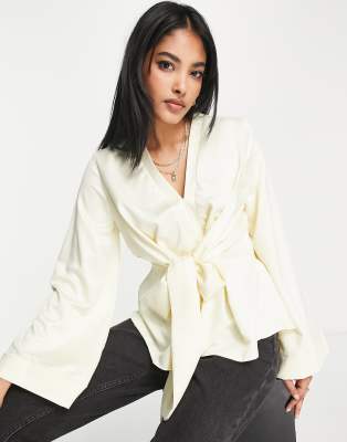 River Island - Top en satin noué devant - Crème | ASOS