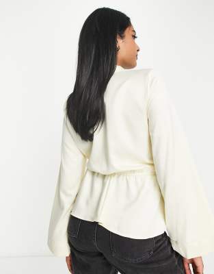Top in raso color crema con allacciatura frontale-Bianco - River Island Camicia donna  - immagine2