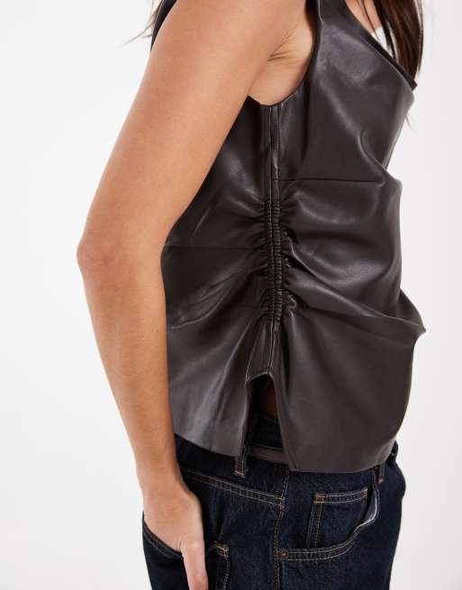 River Island - top sin mangas efecto cuero fruncido en marrón oscuro, 3 de 4