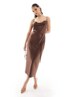 River Island - Trägerkleid in Braun mit Wasserfallausschnitt und Perlen-Brown