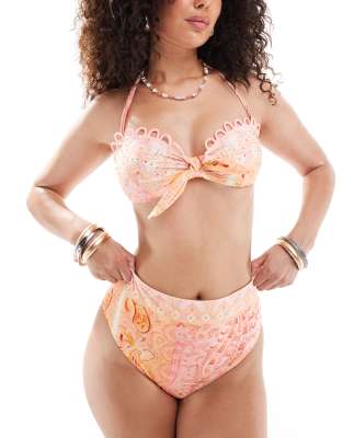 River Island - Trägerloses Bikinioberteil mit Paisleymuster und Knotendetail-Orange