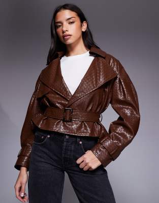 River Island - Trench court en similicuir avec ceinture - Marron clair-Brown
