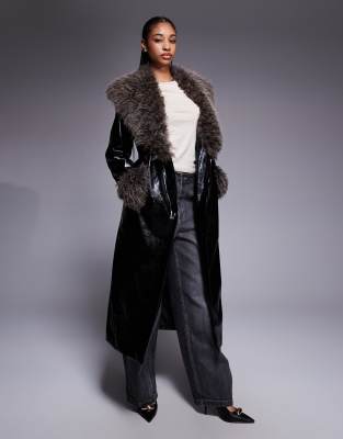 River Island - Trenchcoat aus schwarzem Kunstleder mit Kunstpelzkragen