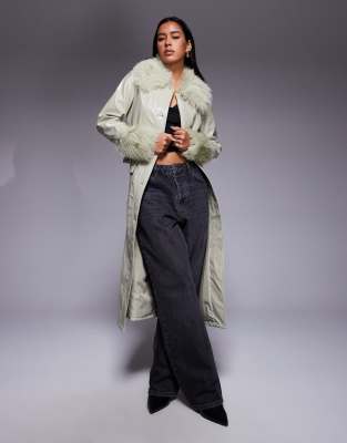 River Island - Trenchcoat aus Vinyl in Pistaziengrün mit Besatz aus Kunstpelz