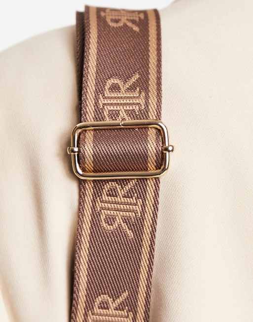 River Island – U-förmige Handtasche in Braun mit Monogramm-Muster, 3 von 4