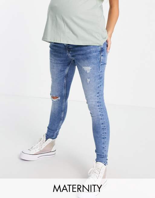 River Island – Umstandsmode – Amelie – Eng geschnittene Jeans mit Rissen und Überbauchbund in authentischem Mittelblau