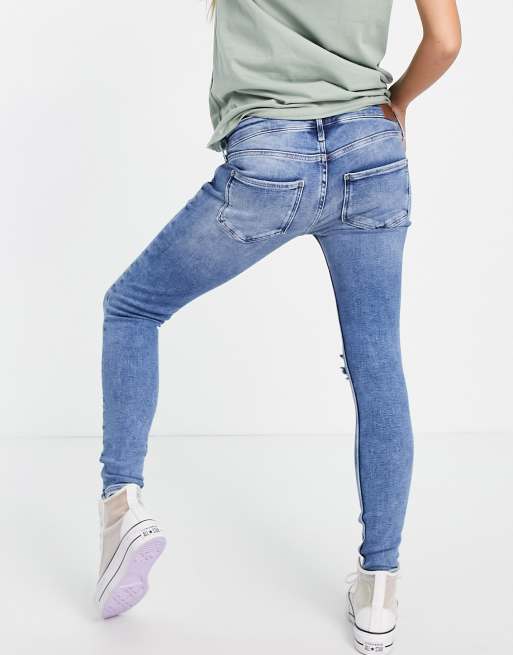 River Island – Umstandsmode – Amelie – Eng geschnittene Jeans mit Rissen und Überbauchbund in authentischem Mittelblau, 2 von 4
