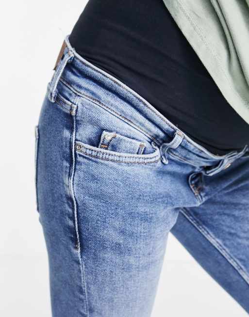 River Island – Umstandsmode – Amelie – Eng geschnittene Jeans mit Rissen und Überbauchbund in authentischem Mittelblau, 3 von 4