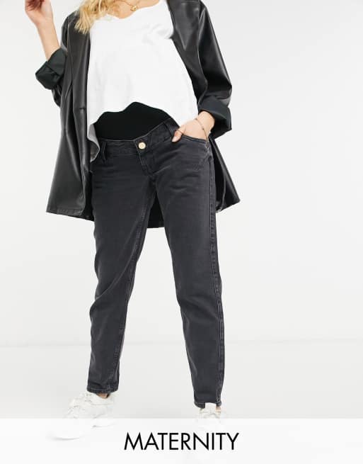 River Island Umstandsmode – Carrie – Bequeme, Po formende Mom-Jeans mit Überbauch-Bund in Schwarz